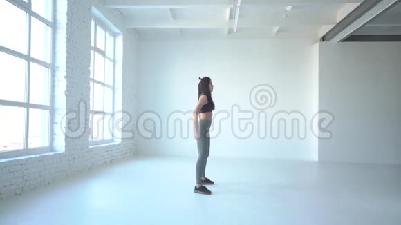 跳蹲的表现这位运动的女人正在热身初学者教程视频的预览图