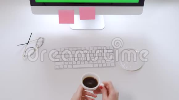 白色办公桌电脑键盘和红色指甲的女性手上的俯视图视频的预览图