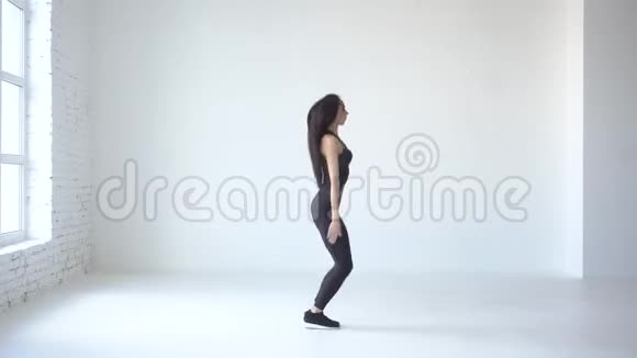 这位运动瘦瘦的女运动员正在跳跃举起手来热身4k怀特工作室的位置视频的预览图