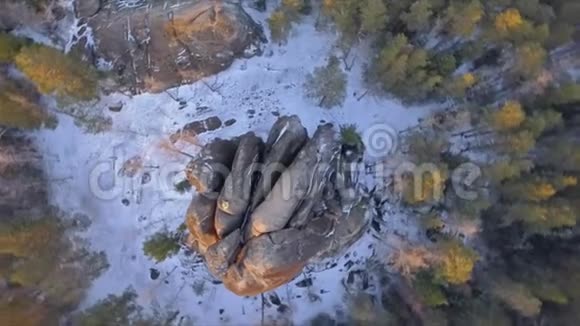 西伯利亚冬季岩石的空中射击视频的预览图