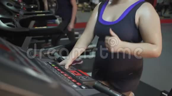体重超标的女人在跑步机上跑得很快为了苗条的身材而努力工作视频的预览图