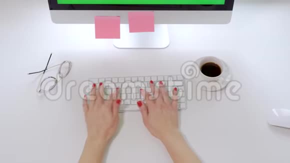 白色办公桌电脑键盘和红色指甲的女性手上的俯视图视频的预览图