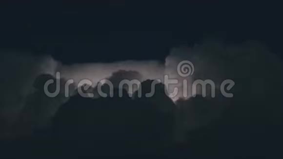 夜间在雨云中发出壮观的闪电视频的预览图