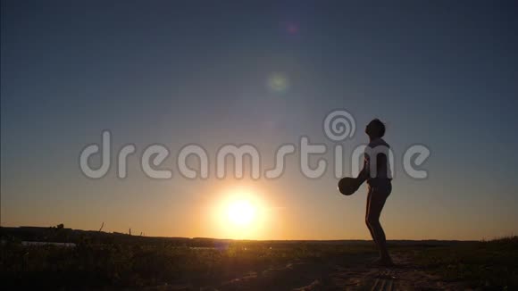 十几岁的女孩在日落时打球慢动作视频的预览图