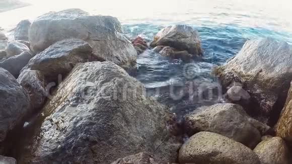 落基海岸和海水在石头间飞溅视频的预览图