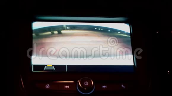 汽车后景相机而车辆倒车在夜间使用备份摄像头视频的预览图