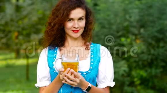 穿着巴伐利亚服装拿着啤酒的女孩画像视频的预览图