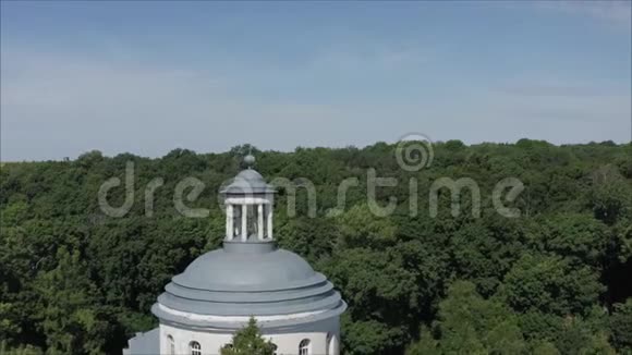 十七世纪被遗弃的教堂美丽的俄罗斯废弃钟楼的教堂被遗弃的Golitsyn视频的预览图