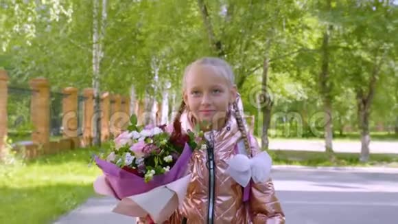 肖像少女带着花束回校上学的女孩视频的预览图