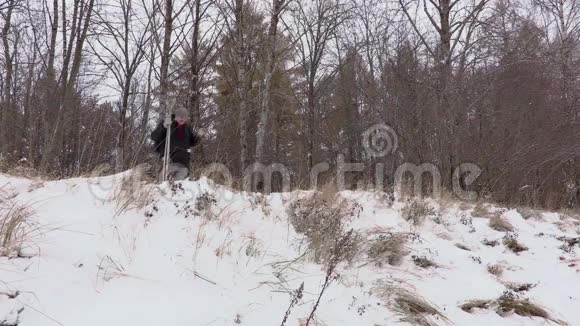 在斜坡附近有一对滑雪者视频的预览图
