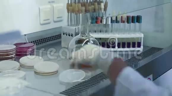 实验室里的医学测试视频的预览图