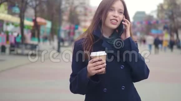 女商人在手机上跑步在智能手机上说话快乐微笑混血亚裔白人商业女性视频的预览图