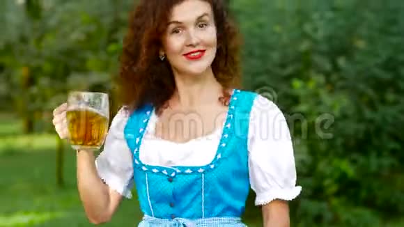 巴伐利亚女孩卷发和啤酒跳舞视频的预览图