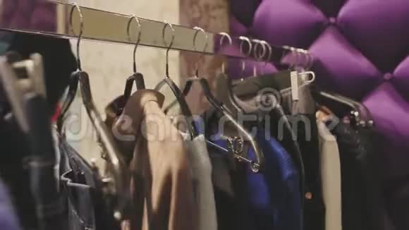 时装设计师的衣服挂在店里的衣架上视频的预览图