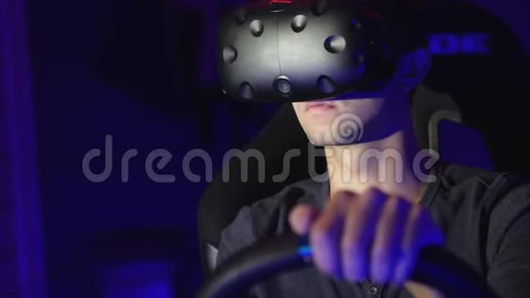 年轻人在汽车驾驶模拟器里玩虚拟现实视频的预览图