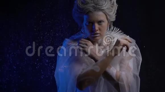 雪皇后在工作室摆姿势戴着冰饰品和透明外套视频的预览图