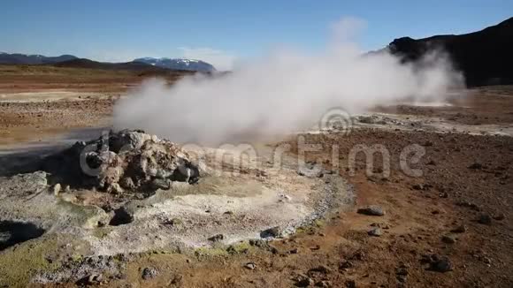 神奇的戏剧场景烟雾从地热沼泽和火山在HverirHverarond山谷在迈瓦顿地区冰岛视频的预览图