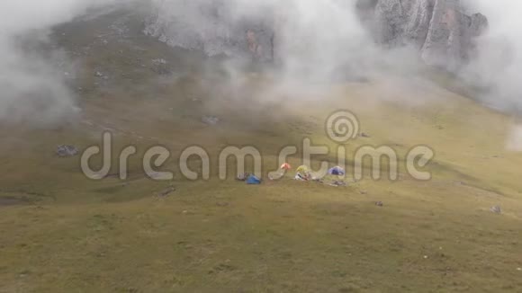 空中拍摄了一群登山者在云层中的营地视频的预览图