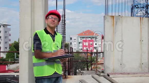 建筑工地的建筑检查员视频的预览图