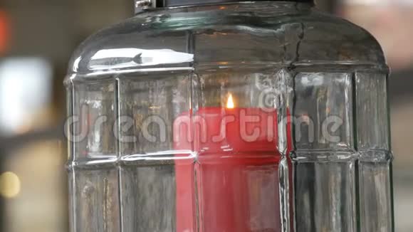 漂亮的玻璃烛台上有一支红色的大蜡烛烛台内有一支红色的蜡烛矗立在烛台上视频的预览图