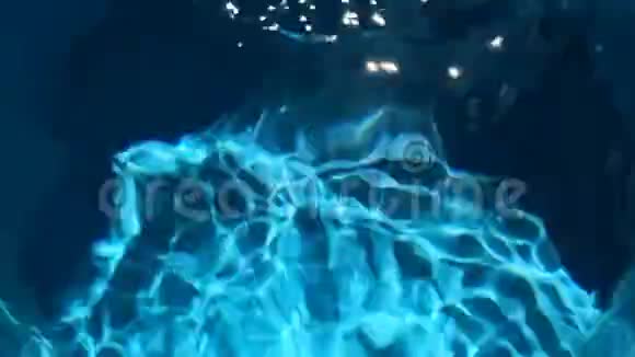 蓝色的水快速运动有明亮的光反射和波浪视频的预览图