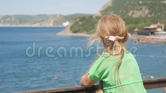 看海的少女令人担忧的女孩希望视频的预览图