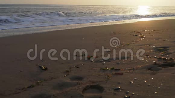 沙滩上柔软的海浪和洁白干净的泡沫视频的预览图