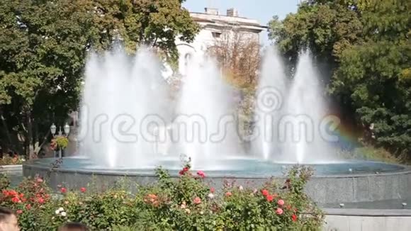 喷泉在城市彩虹日视频的预览图