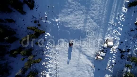 风景优美的冬季空中飞行无人机飞越山区和滑雪场雪猫开始它转移准备斜坡视频的预览图