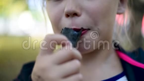 小女孩手里拿着冰淇淋她每天都吃视频的预览图