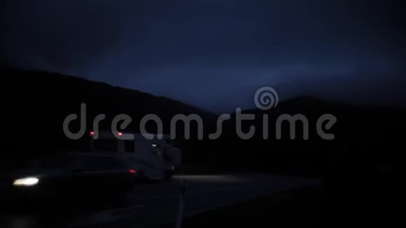夜间乡村公路货车和汽车通行证视频的预览图