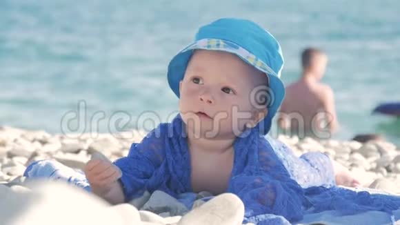 小男孩在海边的沙滩上玩耍夏天在海滩度假夏季旅游假日视频的预览图