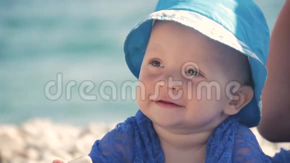 小男孩在海边的沙滩上玩耍夏天在海滩度假夏季旅游假日视频的预览图