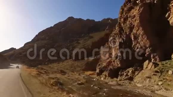 黄色山脉和一条路视频的预览图