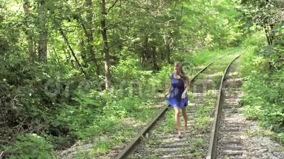 害怕的女孩在木路上奔跑铁路视频的预览图