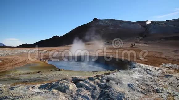 神奇的戏剧场景烟雾从地热沼泽和火山在HverirHverarond山谷在迈瓦顿地区冰岛视频的预览图