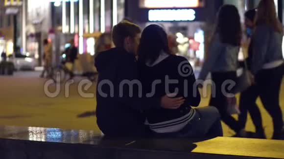 年轻夫妇晚上在街上拥抱视频的预览图