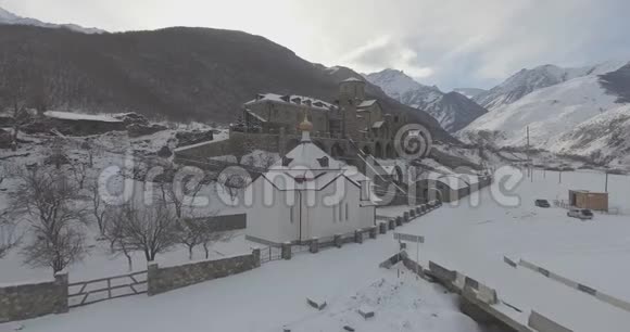冬天在山上的修道院上空飞行视频的预览图