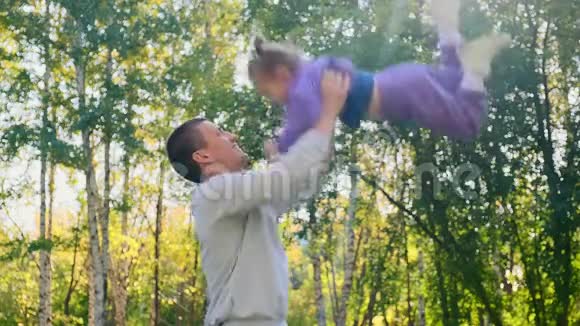 爸爸和小女儿在秋天的公园里一起玩视频的预览图