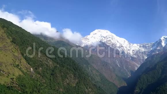 安纳普尔纳地区的喜马拉雅山景观安纳普尔纳和马查普查雷峰位于尼泊尔喜马拉雅山脉视频的预览图