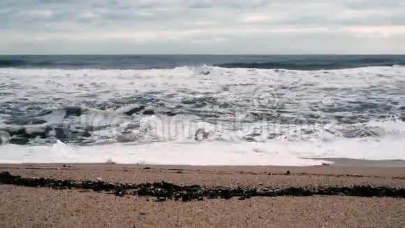 海市一种高浪伴随着多云天气和强风而来的海滨景象视频的预览图