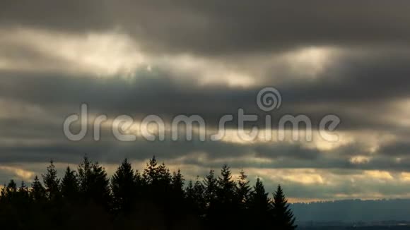 比佛顿或4k高地的云层和阳光在山景上的时间流逝视频的预览图
