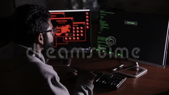 阿拉伯语IT专家晚上在电脑上工作黑客破坏了计算机代码视频的预览图