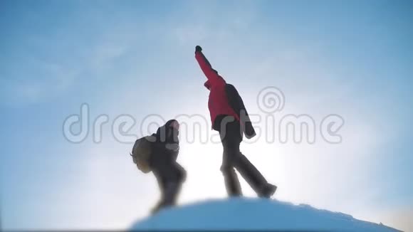 团队旅行者快乐的团队男子旅行者站在山顶与冬季的团队游客视频的预览图