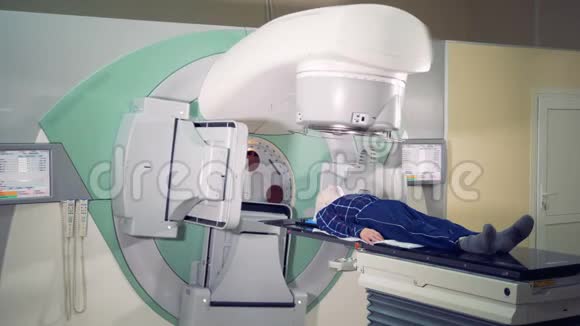 正在对一名男性病人进行放射治疗视频的预览图