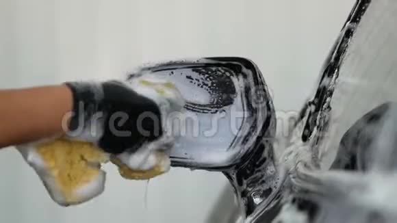 男性手用泡沫海绵洗车后视镜视频的预览图