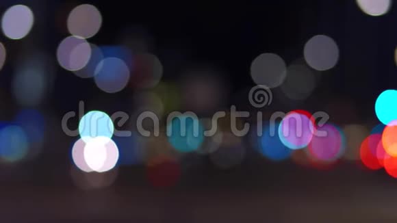 城市的交通灯在晚上博克射击视频的预览图