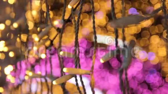 带有LED灯泡的街道装饰新年快乐及圣诞主题视频的预览图