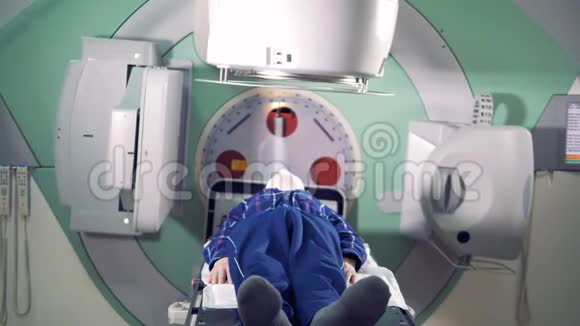 一个人正被直线加速器辐射医疗技术概念视频的预览图