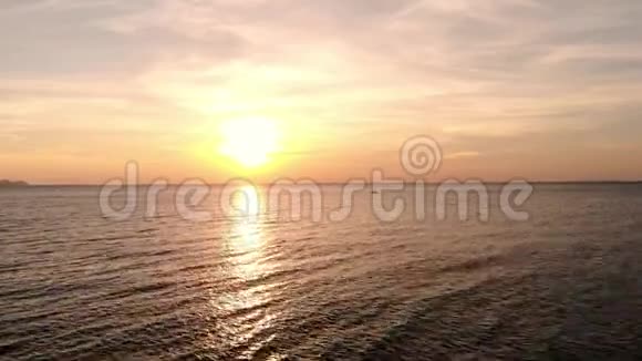 美丽的日落或海上日出鸟瞰海洋热带日落在海上鸟瞰海面日落视频的预览图